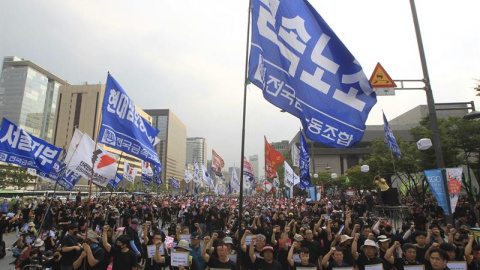 Miembros de la Confederación de Sindicatos surcoreana (KCTU) participan en una manifestación contra la reforma laboral propuesta por el gobierno en Seúl (Corea del Sur). EFE/Yang Ji-Woong