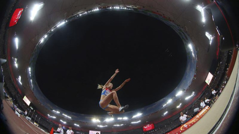 La atleta rusa Darya Klishina compite en la final femenina de salto de longitud de los Campeonatos del Mundo de Atletismo en el Estadio Nacional en Pekín (China). EFE/DIEGO AZUBEL