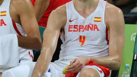 Pau Gasol se duele del gemelo derecho ayer contra Francia. /EFE Pau Gasol se duele del gemelo derecho ayer contra Francia. /EFE
