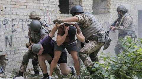 Agentes de la patrulla del batallón especial de la policía realizan ejercicios de entrenamiento antiterrorista en Kiev (Ucrania). El jefe de Estado ucraniano, Petró Poroshenko, pidió ayer a la UE que prolongue las sanciones contra Rusia, a 