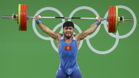 El halterófilo Izzat Artykov durante un levantamiento. /REUTERS El halterófilo Izzat Artykov durante un levantamiento. /REUTERS