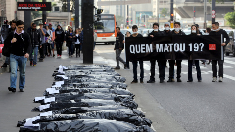 Los activistas de ONG Río de Paz asisten a una manifestación en solidaridad con los familiares de 19 personas asesinadas hace dos semanas en la Avenida Paulista, en el centro financiero de Sao Paulo.  REUTERS