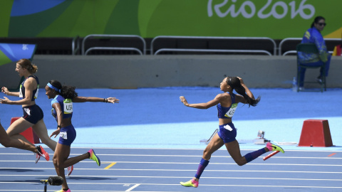 Momento en el que Allyson Felix lanza el testigo al suelo ante English Gardner. /REUTERS Momento en el que Allyson Felix lanza el testigo al suelo ante English Gardner. /REUTERS