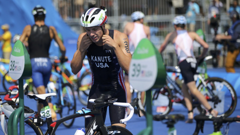 Momento de la transición de la natación a la bicicleta en el triatlón. /REUTERS Momento de la transición de la natación a la bicicleta en el triatlón. /REUTERS