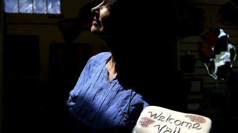 Jennifer Green, directora de la Galería 220, posa para una fotografía en Bay St. Louis, Mississippi. Este viernes hace diez años que el huracán Katrina sepultó la ciudad de agua. REUTERS