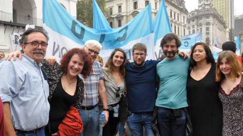 Los diputados de Podemos Miguel Urbán, Noelia Vera y Rafa Mayoral y Chato Galante posan durante la manifestación en Buenos Aires. /A.D. Los diputados de Podemos Miguel Urbán, Noelia Vera y Rafa Mayoral y Chato Galante posan durante la manifestación en Buenos Aires. /A.D.