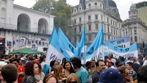 Vista general de la manifestación celebrada en Buenos Aires para conmemorar el 42 aniversario del golpe de Estado. Vista general de la manifestación celebrada en Buenos Aires para conmemorar el 42 aniversario del golpe de Estado.
