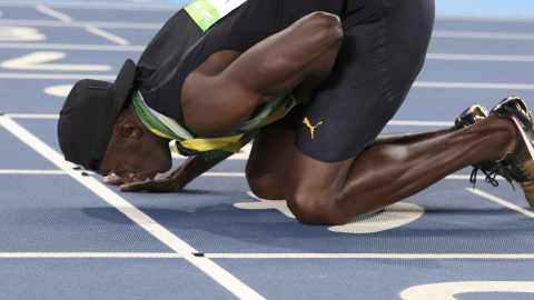 El atleta jamaicano Usain Bolt besa la pista tras ganar en Rio su novena medalla de oro en unos JJOO. REUTERS/Phil Noble El atleta jamaicano Usain Bolt besa la pista tras ganar en Rio su novena medalla de oro en unos JJOO. REUTERS/Phil Noble