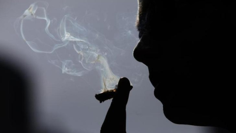 Un joven fumando un cigarrillo de marihuana. REUTERS Un joven fumando un cigarrillo de marihuana. REUTERS