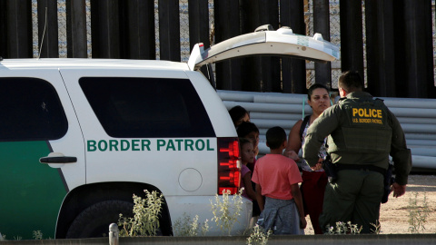 18.09.2019/ Un agente de EE. UU habla con migrantes que cruzaron ilegalmente a El Paso, Texas, EEUU. REUTERS / Jose Luis Gonzalez 18.09.2019/ Un agente de EE. UU habla con migrantes que cruzaron ilegalmente a El Paso, Texas, EEUU. REUTERS / Jose Luis Gonzalez
