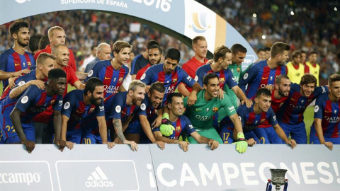 Los jugadores del Barcelona celebrando el miércoles la conquista de la Supercopa de España. /EFE Los jugadores del Barcelona celebrando el miércoles la conquista de la Supercopa de España. /EFE