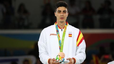 Joel González posa con la medalla de bronce conseguida. EFE