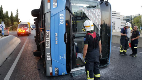 El autobús que ha vulcado lateralmente recorría la línea 174 en sentido Madrid/EFE El autobús que ha vulcado lateralmente recorría la línea 174 en sentido Madrid/EFE