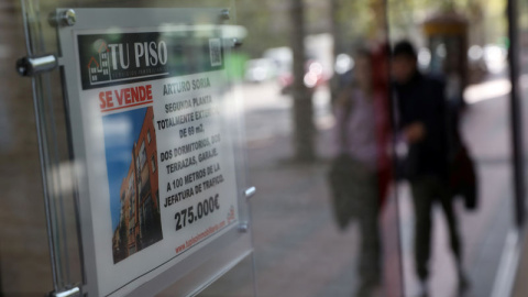 Un cartel de "se vende" en la ventana de una agencia inmobiliaria en Madrid. REUTERS/Susana Vera Un cartel de "se vende" en la ventana de una agencia inmobiliaria en Madrid. REUTERS/Susana Vera