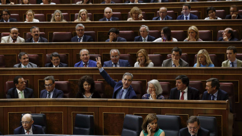 El presidente del Gobierno, Mariano Rajo, con a la vicepresidenta Soraya Sáenz de Santamaría, durante la votación en la que se rechazaron todas las enmiendas a los presupuestos de 2016, en el Congreso de los Diputados. EFE/Sergio Barreneche