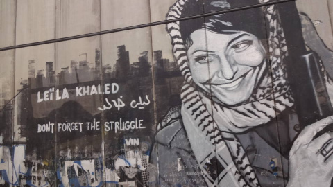 Mural con el rostro de Leila Khaled, que le convirtió en un icono de la resistencia del pueblo palestino Mural con el rostro de Leila Khaled, que le convirtió en un icono de la resistencia del pueblo palestino