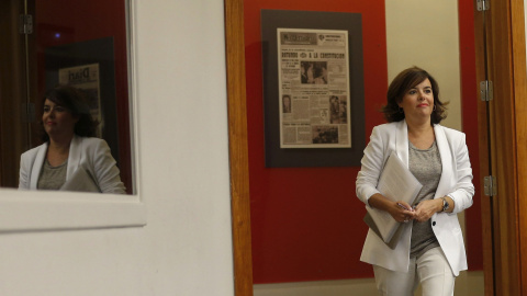La vicepresidenta del Gobierno en funciones, Soraya Sáenz de Santamaría, a su llegada a la rueda de prensa tras la reunión del Consejo de Ministros. EFE/Paco Campos La vicepresidenta del Gobierno en funciones, Soraya Sáenz de Santamaría, a su llegada a la rueda de prensa tras la reunión del Consejo de Ministros. EFE/Paco Campos