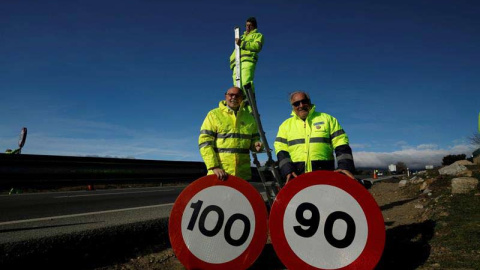El director general de Tráfico, Pere Navarro (derecha), y el director general de Carreteras, Javier Herrero (izquierda), durante el acto en el que se ha procedido a cambiar la última señal de tráfico con límite a 100 km por hora por la de 9 El director general de Tráfico, Pere Navarro (derecha), y el director general de Carreteras, Javier Herrero (izquierda), durante el acto en el que se ha procedido a cambiar la última señal de tráfico con límite a 100 km por hora por la de 9