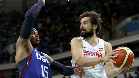 Llull intenta pasa la bola ante Carmelo Anthony. /REUTERS