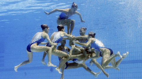 El equipo ruso de natación sincronizada durante su ejercicio en los Juegos. /REUTERS