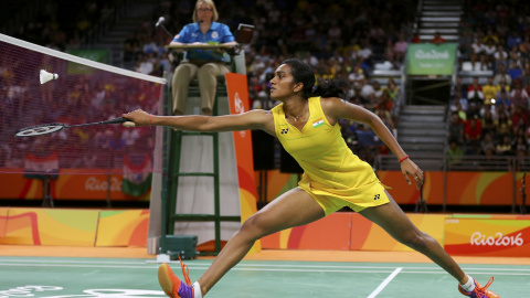 P.V. Sindhu golpea la bola ante Carolina Marín. /REUTERS