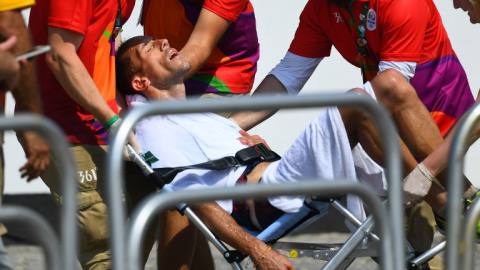 El francés Yohann Diniz al ser atendido tras finalizar los 50 kilómetros marcha. /AFP El francés Yohann Diniz al ser atendido tras finalizar los 50 kilómetros marcha. /AFP