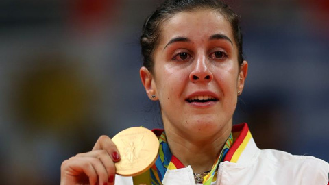 Carolina Marín sujeta la medalla de oro con los ojos enjugados en lágrimas. /EFE Carolina Marín sujeta la medalla de oro con los ojos enjugados en lágrimas. /EFE