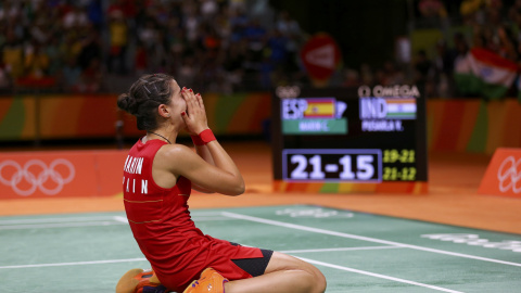 Carolina Marín, de rodillas, celebra su triunfo en la final olímpica de bádminton. /REUTERS Carolina Marín, de rodillas, celebra su triunfo en la final olímpica de bádminton. /REUTERS
