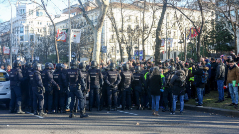 Agentes de la Policía Nacional intentan retener a la concentración de taxistas en el Paseo de la Castellana de Madrid, donde el colectivo acampó en su séptimo día de huelga. | Ricardo Rubio / Europa Press
