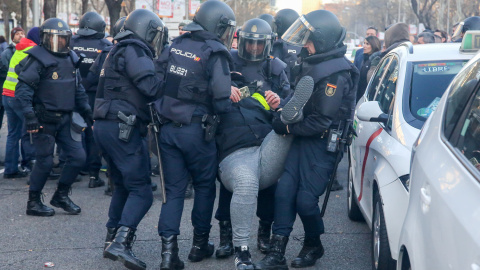 Agentes de la Policía Nacional arrastran a una persona en el Paseo de la Castellana. | Ricardo Rubio / Europa Press
