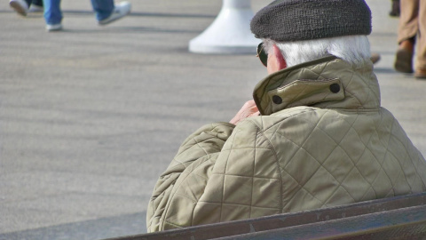 Un pensionista sentado en un banco en Madrid. E.P. Un pensionista sentado en un banco en Madrid. E.P.