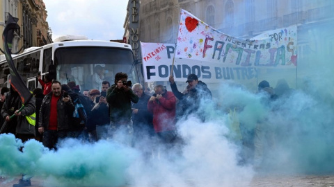 Concentración de los taxistas el lunes por la tarde en Sol, frente a la sede del gobierno regional. | Javier Soriano / AFP