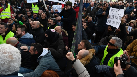 Los taxistas se concentran en Sol frente al Gobierno de la Comunidad de Madrid | JAVIER SORIANO / AFP