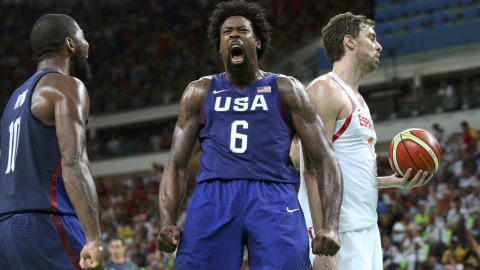 Deandre Jordan celebra una canasta ante Pau Gasol. /REUTERS Deandre Jordan celebra una canasta ante Pau Gasol. /REUTERS