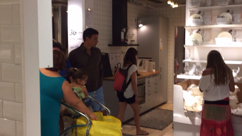 Pedro Sánchez, de compras con la tradicional bolsa amarilla del Ikea. D. P. Pedro Sánchez, de compras con la tradicional bolsa amarilla del Ikea. D. P.