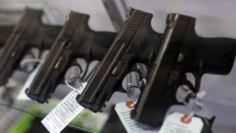 Pistolas automáticas a la venta en una tienda de armas en la localidad de Bridgeton, en el estado estadounidense de Misuri. REUTERS/Jim Young/Reuters Pistolas automáticas a la venta en una tienda de armas en la localidad de Bridgeton, en el estado estadounidense de Misuri. REUTERS/Jim Young/Reuters