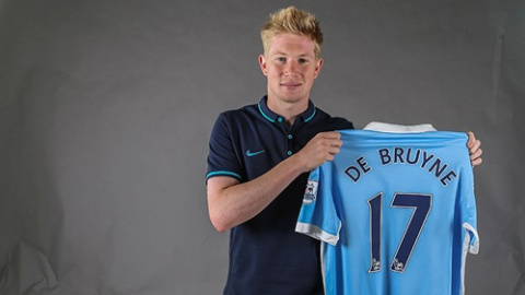 Kevin de Bruyne posa con la camiseta del Manchester City. Kevin de Bruyne posa con la camiseta del Manchester City.
