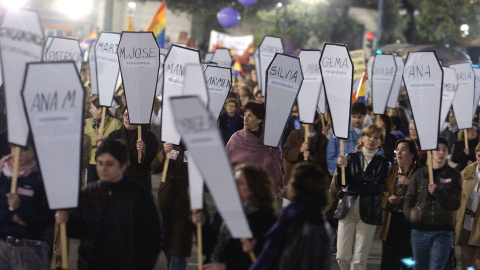 Manifestación con motivo de la Día de la Mujer en la que los asistentes portaron pancartas con los nombres escritos de mujeres asesinadas por sus maridos y compañeros en España. EFE/Archivo Manifestación con motivo de la Día de la Mujer en la que los asistentes portaron pancartas con los nombres escritos de mujeres asesinadas por sus maridos y compañeros en España. EFE/Archivo