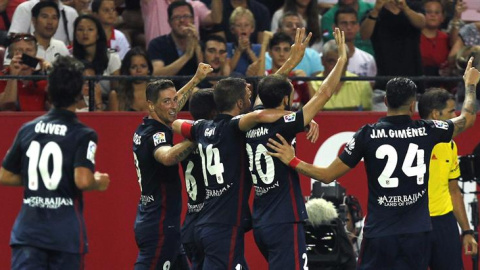 Los jugadores del Atlético celebran el primer gol al Sevilla. EFE/José Manuel Vidal Los jugadores del Atlético celebran el primer gol al Sevilla. EFE/José Manuel Vidal