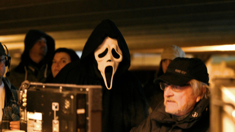 Wes Craven en el rodaje de 'Scream'. Wes Craven en el rodaje de 'Scream'.
