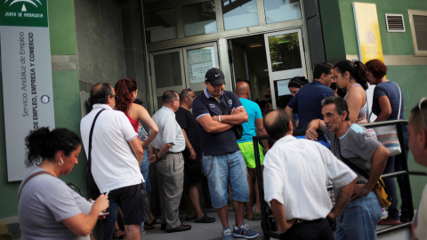 Varias personas esperan a entrar en una oficina de empleo en Malaga. REUTERS/Jon Nazca Varias personas esperan a entrar en una oficina de empleo en Malaga. REUTERS/Jon Nazca