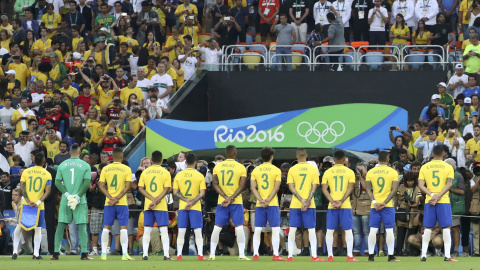 La selección brasileña de fútbol escucha el himno nacional en Maracaná. /REUTERS La selección brasileña de fútbol escucha el himno nacional en Maracaná. /REUTERS