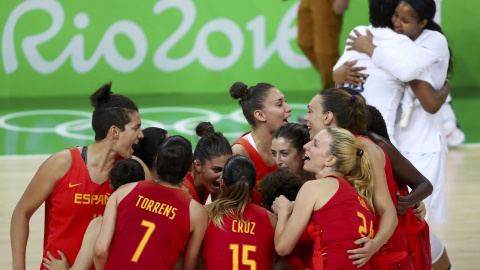 Las jugadoras de España celebran la plata olímpica ante la selección de EEUU. /REUTERS Las jugadoras de España celebran la plata olímpica ante la selección de EEUU. /REUTERS