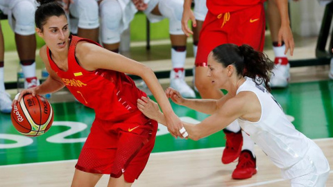 La jugadora española Alba Torrens (i) disputa el balón con la estadounidense Sue Bird (d). /EFE La jugadora española Alba Torrens (i) disputa el balón con la estadounidense Sue Bird (d). /EFE