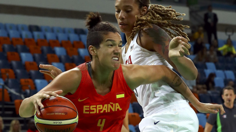 Laura Nicholls penetra a canasta ante Brittney Griner. /REUTERS Laura Nicholls penetra a canasta ante Brittney Griner. /REUTERS