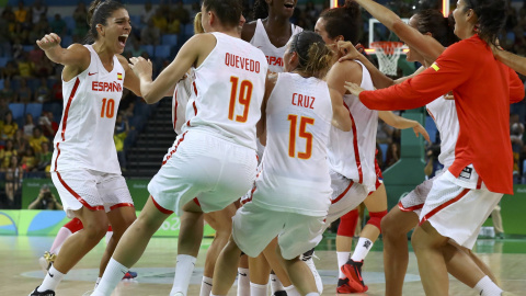 Las jugadoras de la selección española de baloncesto celebran su pase a la final. /REUTERS Las jugadoras de la selección española de baloncesto celebran su pase a la final. /REUTERS