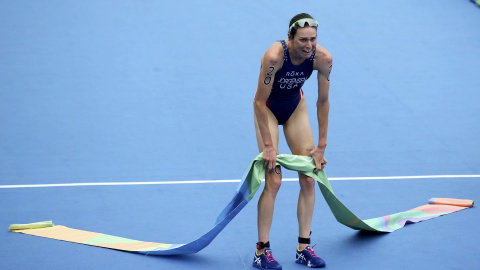 La estadounidense Gwen Jorgensen llora tras ser campeona olímpica de triatlón. /REUTERS La estadounidense Gwen Jorgensen llora tras ser campeona olímpica de triatlón. /REUTERS
