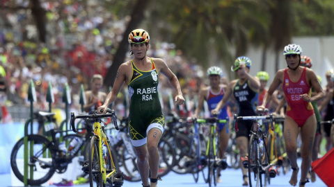 La española Carolina Routier coge la bicicleta en segunda posición. /REUTERS La española Carolina Routier coge la bicicleta en segunda posición. /REUTERS