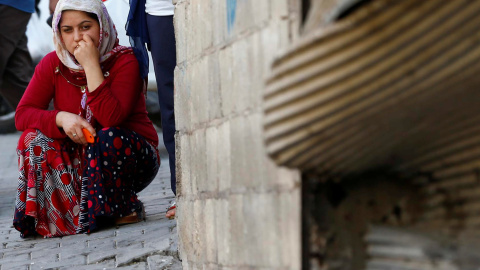Una mujer acuclillada cerca del local donde se celebraba una boda objeto de un ataque terrorista suicida en la localidad turca de Gaziantep. REUTERS/Osman Orsal Una mujer acuclillada cerca del local donde se celebraba una boda objeto de un ataque terrorista suicida en la localidad turca de Gaziantep. REUTERS/Osman Orsal