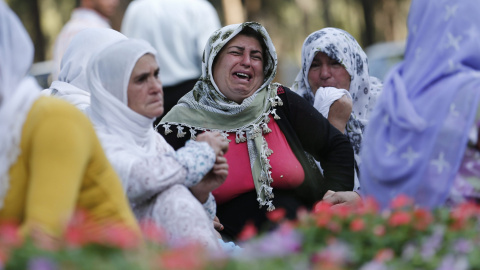 Familiares de las víctimas del atentado suicida contra un salón de bodas en la localidad turca de Gaziantep, muestran su dolor frente al instituto anatómico forense. EFE/EPA/SEDAT SUNA Familiares de las víctimas del atentado suicida contra un salón de bodas en la localidad turca de Gaziantep, muestran su dolor frente al instituto anatómico forense. EFE/EPA/SEDAT SUNA